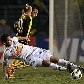 Paulo Henrique Ganso, do Santos, tenta manter a bola em disputa com marcador do Peñarol