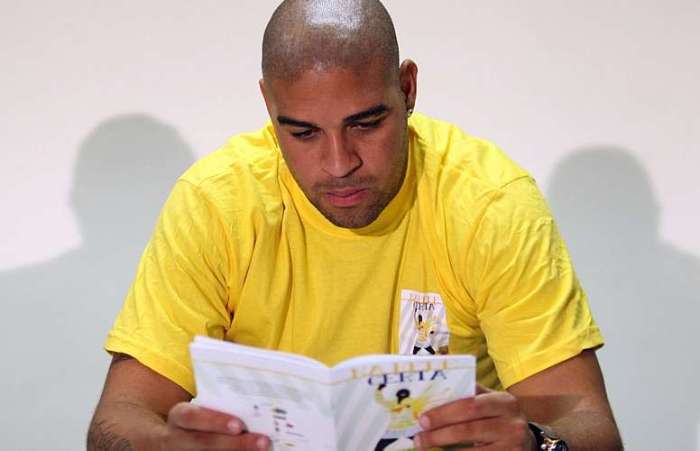 Na sede da CBF, atacante Adriano apadrinha campanha contra o tráfico de crianças e adolescentes