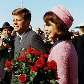 O ex-presidente norte-americano John F. Kennedy e sua esposa Jacqueline