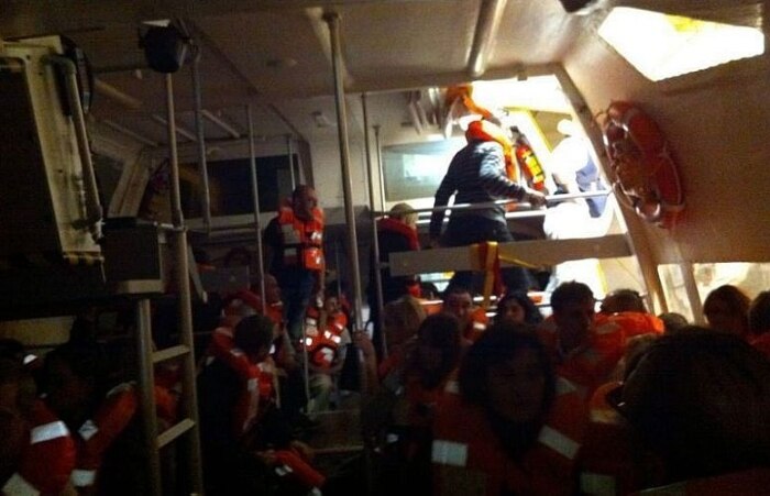 No interior do cruzeiro, passageiros se preparam para deixar a embarcação