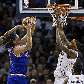 Varejão, do Cleveland Cavaliers, salta para a cesta contra Thomas, do Charlotte Bobcats