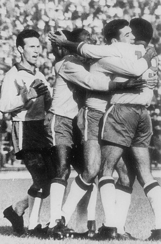 Em 62 a seleção conquistava novamente o mundo, conduzida por Garrincha