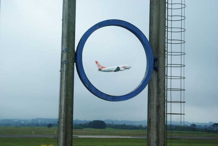 Avião da Gol decolando no aeroporto de Curitiba, Paraná. 10/12/2010 