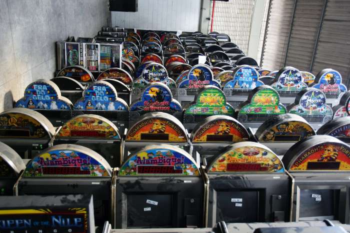 Receita destrói máquinas de bingo no Rio