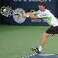 O tenista brasileiro Ricardo Mello se estica para tentar devolver a bola em derrota no US Open