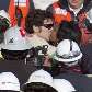 Alex Vega Salazar, 31, é recebido por sua mulher após ser o décimo mineiro a ser resgatado Alex Vega Salazar, 31, é recebido por sua mulher após ser o décimo mineiro a ser resgatado