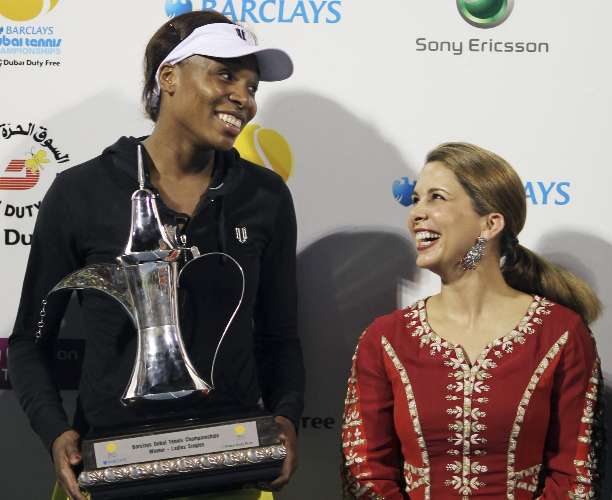 Venus Williams exibe o troféu de campeã de Dubai, entregue pela princesa Haya Bint Al-Hussein