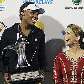 Venus Williams exibe o troféu de campeã de Dubai, entregue pela princesa Haya Bint Al-Hussein