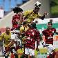 Zagueiro do Tigres tira a bola antes de Josiel, do Flamengo Zagueiro do Tigres tira a bola antes de Josiel, do Flamengo