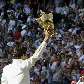 Roger Federer levanta a taça de campeão do torneio de Wimbledon