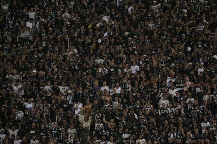 Torcida do Corinthians faz festa no Pacaembu em jogo com o Botafogo