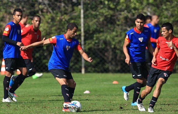Sem Leão,  Milton Cruz comanda primeiro treino no São Paulo