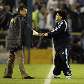 Maradona cumprimenta Dunga antes do jogo Argentina x Brasil