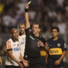 Esportes - Um pênalti chegou a acontecer na área de ataque corintiano. O árbitro, porém, entendeu lance como normal. Emerson Sheik reclamou e acabou levando amarelo - Foto: JF Diorio/AE