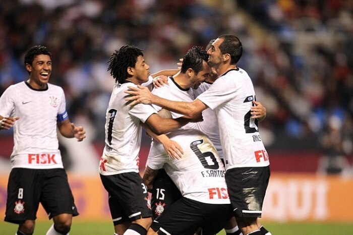 Corinthians esmaga Flamengo por 3 a 0