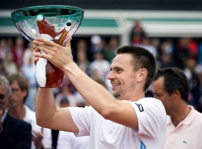 Robin Soderling levanta a taça após conquistar o torneio de Bastad