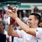 Robin Soderling levanta a taça após conquistar o torneio de Bastad Robin Soderling levanta a taça após conquistar o torneio de Bastad