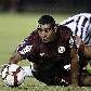 Giancarlo Carmona, do Universitario, tenta pegar a bola após disputa com Sergio Aquino, do Libertad
