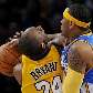 Kobe Bryant e Carmelo Anthony disputam a bola durante vitória dos Lakers Kobe Bryant e Carmelo Anthony disputam a bola durante vitória dos Lakers
