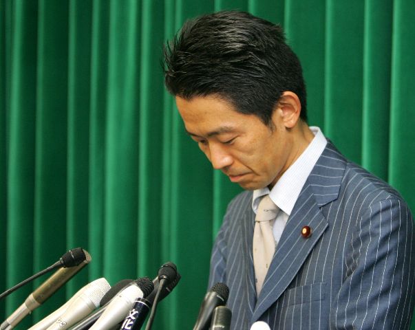 Ministro japonês renuncia.