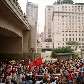 Manifestantes protestam contra a construção de um shopping na região do teatro, em 2004 Manifestantes protestam contra a construção de um shopping na região do teatro, em 2004