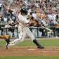 Aaron Rowand rebate a bola para impulsionar corrida vencedora do Giants diante do Braves, por 6 a 5 Aaron Rowand rebate a bola para impulsionar corrida vencedora do Giants diante do Braves, por 6 a 5