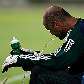 O goleiro Marcos cospe água após se refrescar no treino do Palmeiras, na Academia de Futebol
