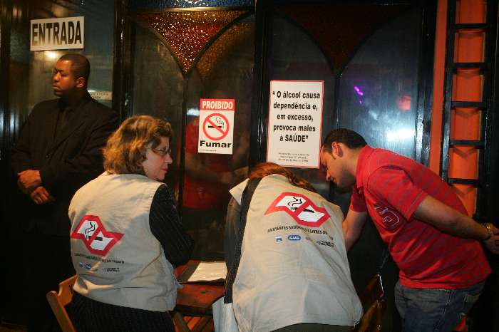 Agentes da blitz antifumo orienta clientes em bares na primeira noite com a lei em vigor