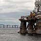 Plataforma de petróleo inclina na Baía de Guanabara