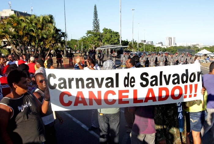 PMs em greve na BA desocupam prédio da Assembleia Legislativa em Salvador