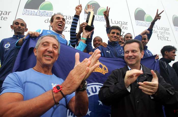 Gilberto Kassab, do DEM, entrega prêmio da Maratona de Revezamento ao lado de Abílio Diniz 