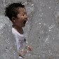 Dia das crianças na Coreia do Sul: menino brinca na fonte, em Seoul