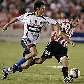 Saucedo (esq.), do Universitario, disputa bola com Prette, do Estudiantes