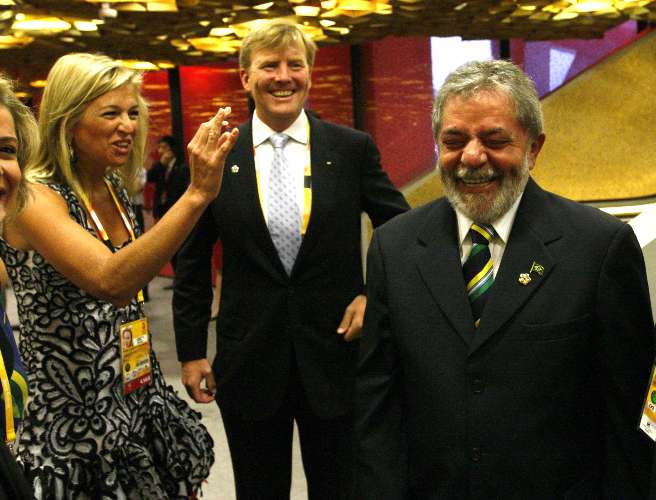 Presidente Lula chega sorrindo à cerimônia de abertura