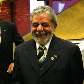 Presidente Lula chega sorrindo à cerimônia de abertura