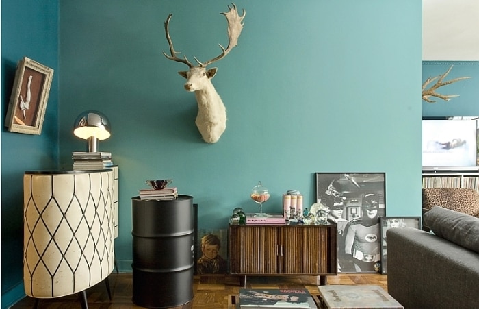 Imensa coleção de brinquedos vira decoração em apartamento
