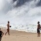 Ressaca tem ondas de até 2,5m e mar invade avenida do Rio 