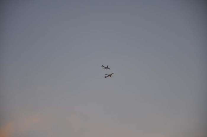 Dois aviões da TAM cruzando o espaço aéreo no domingo (20), na zona leste de São Paulo. 23/06/2010