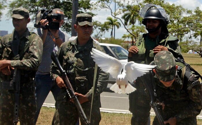 PMs em greve na BA desocupam prédio da Assembleia Legislativa em Salvador