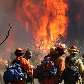 Bombeiros averiguam o estrago causado pelo incêndio em Tehachapi, Califórnia, nos EUA Bombeiros averiguam o estrago causado pelo incêndio em Tehachapi, Califórnia, nos EUA