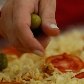 Pizzaiolo faz pizza gigante para celebrar o dia da iguaria 