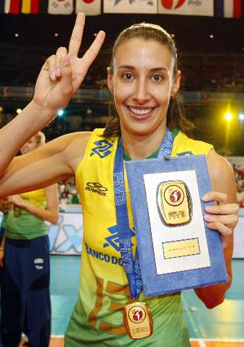 Sheilla exibe placa de melhor jogadora do Grand Prix de vôlei de 2009
