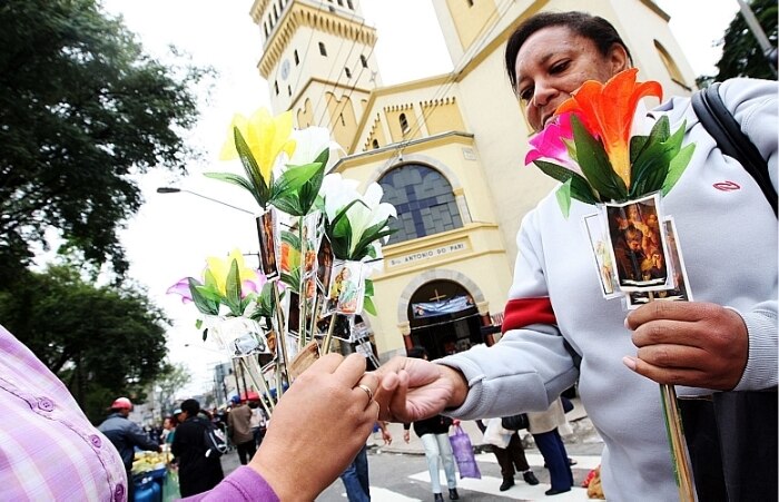 Fiéis celebram Dia de Santo Antônio com bolo e pãozinho