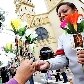 Fiéis celebram Dia de Santo Antônio com bolo e pãozinho