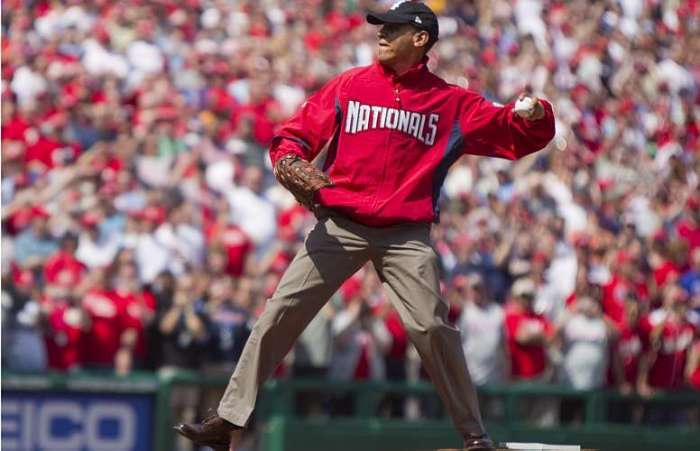 Presidente dos EUA Barack Obama dá o arremesso inicial da MLB