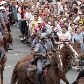 A cavalaria entrou em ação para abrir espaço para o ônibus do São Paulo passar