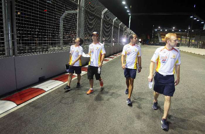 Lucas Di Grassi caminha pelo circuito de Marina Bay, em Cingapura