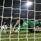O goleiro paraguaio Villar defende pênalti batido por Alonso, da Espanha