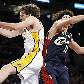 Pau Gasol, do Los Angeles Lakers, pega o rebote antes de Anderson Varejão, do Cleveland Cavaliers