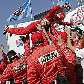 Ryan Briscoe é levantado na festa pela vitória